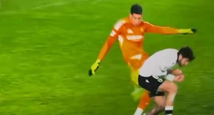 Ο γκολκίπερ με τα προβλήματα θυμού: Πριν ρίξει μπουνιά σε αντίπαλο είχε προηγηθεί… κλωτσιά (vid)