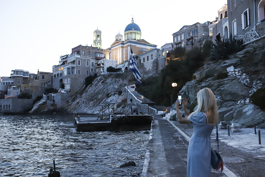 Σύρος: Η «Αρχόντισσα των Κυκλάδων» κατακτά τα βρετανικά Μέσα ενημέρωσης