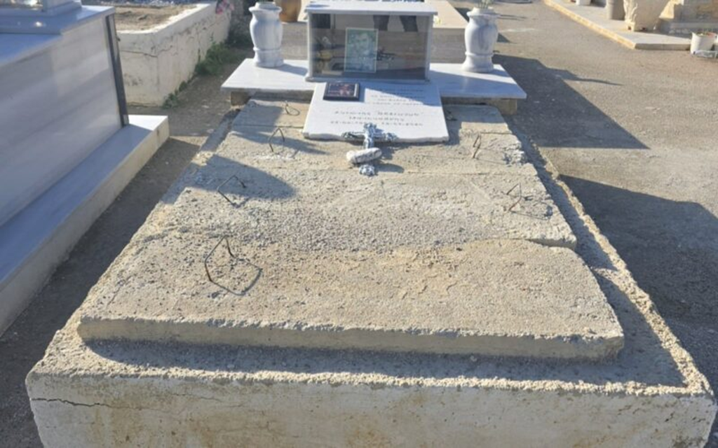 Απίστευτο περιστατικό στις Μοίρες: Πήγε στον οικογενειακό τάφο για το παιδί του και διαπίστωσε ότι ο δήμος τον είχε πουλήσει