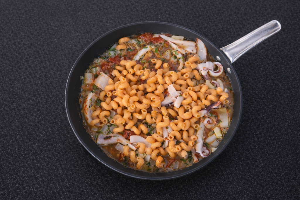 Στριφτόνι με τομάτα, πικάντικη σάλτσα και καλαμάρια από την Δημήτρη Σκαρμούτσο