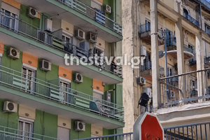 Συναγερμός στη Θεσσαλονίκη: Νεαρός εκτοξεύει στο δρόμο ό,τι βρίσκει σπίτι του και ζητεί να μιλήσει με ψυχολόγο