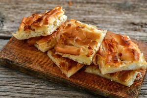 «Η τυρόπιτα της τεμπέλας» – Μια συνταγή που γίνεται σε πέντε λεπτά από την Αργυρώ Μπαρμπαρίγου