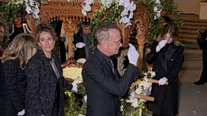 Ο Τομ Χανκς κουβάλησε τον επιτάφιο με τη σύζυγό του- Το γλέντι με τη Μελίνα Κανακαρίδη και Νία Βαρντάλος