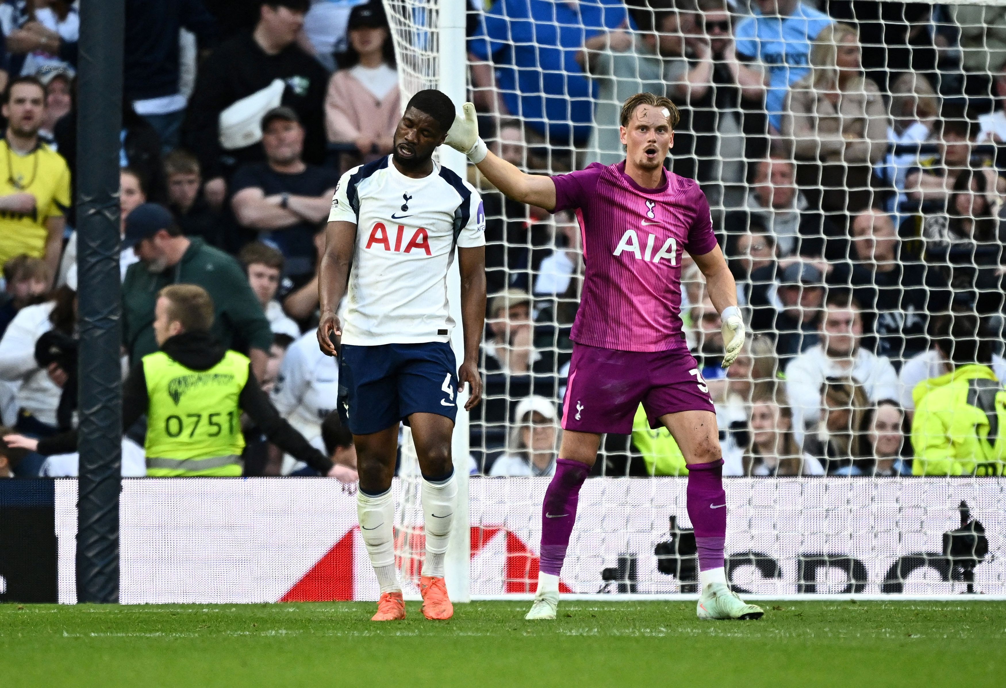 Premier League: &Eta; &Tau;ό&tau;&epsilon;&nu;&alpha;&mu; έ&beta;&alpha;&lambda;&epsilon; &alpha;&gamma;&gamma;&epsilon;&lambda;ί&alpha; &sigma;&tau;&omicron; Linkedin &gamma;&iota;&alpha; &nu;&alpha; &beta;&rho;&epsilon;&iota;&hellip; &psi;&upsilon;&chi;&omicron;&lambda;ό&gamma;&omicron;