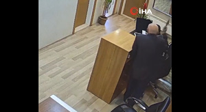 Τουρκία: Ηλικιωμένος εισέβαλε με μπαλτά σε κυβερνητικό κτίριο και επιτέθηκε σε υπάλληλο (video)
