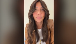 Την μπλόκαραν στο «Ελ. Βενιζέλος» και την έστειλαν σπίτι της: Σάλος με την τραγουδίστρια που υμνούσε την καταστροφή της Σμύρνης