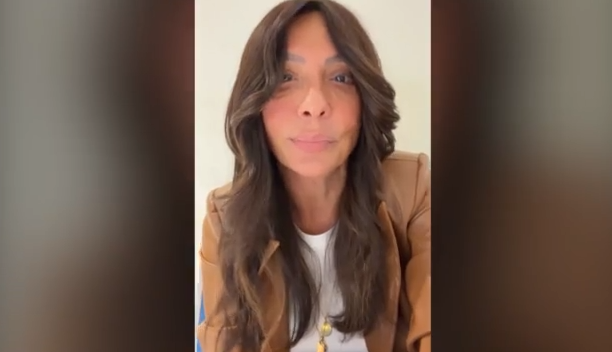 Την μπλόκαραν στο «Ελ. Βενιζέλος» και την έστειλαν σπίτι της: Σάλος με την τραγουδίστρια που υμνούσε την καταστροφή της Σμύρνης