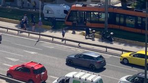 Σύγκρουση φορτηγού με τραμ στο Καλαμάκι: Βίντεο δείχνει ότι ο οδηγός έκανε όπισθεν πάνω στις γραμμές