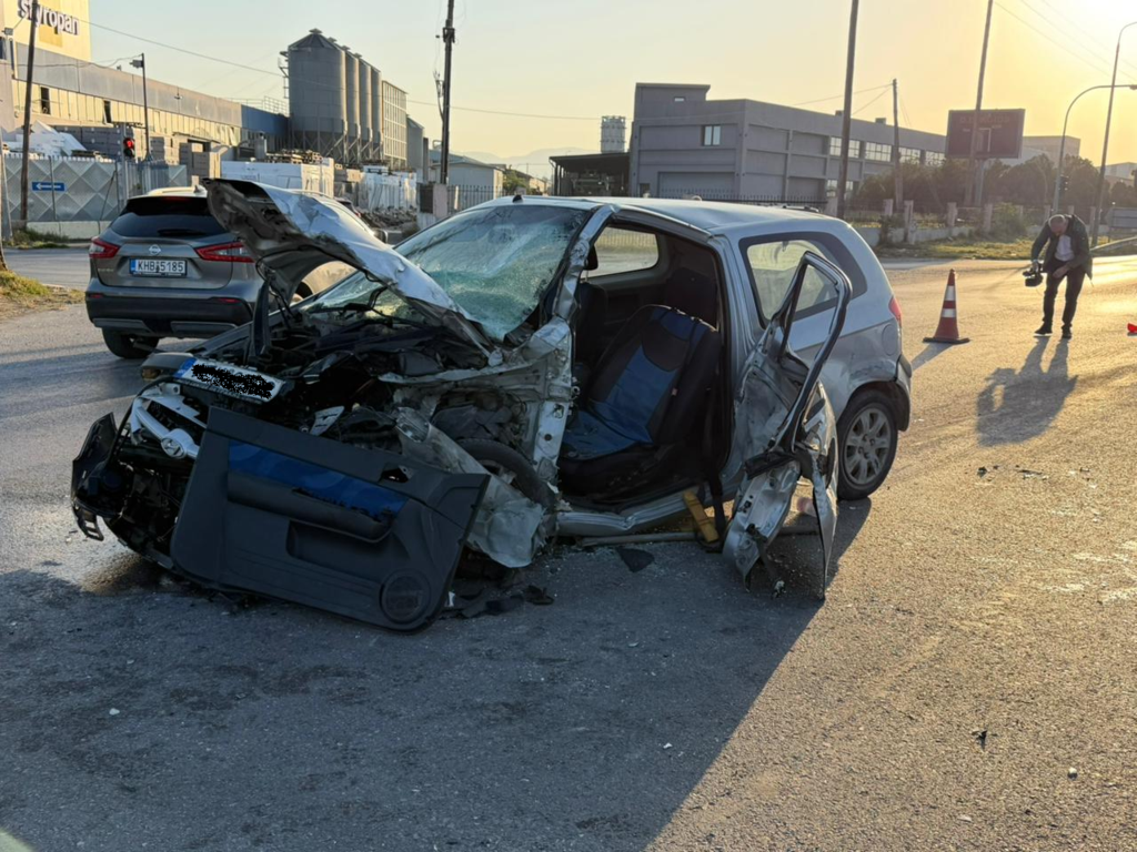 Θεσσαλονίκη: Σφοδρή σύγκρουση IX με φορτηγό – Απεγκλωβίστηκε μία γυναίκα