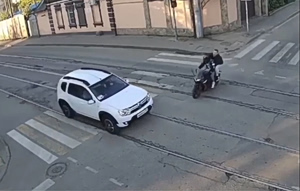 Σοκαριστικό τροχαίο στη Ρωσία: Μηχανή συγκρούστηκε με αυτοκίνητο – Εκτοξεύτηκαν οι αναβάτες (video)