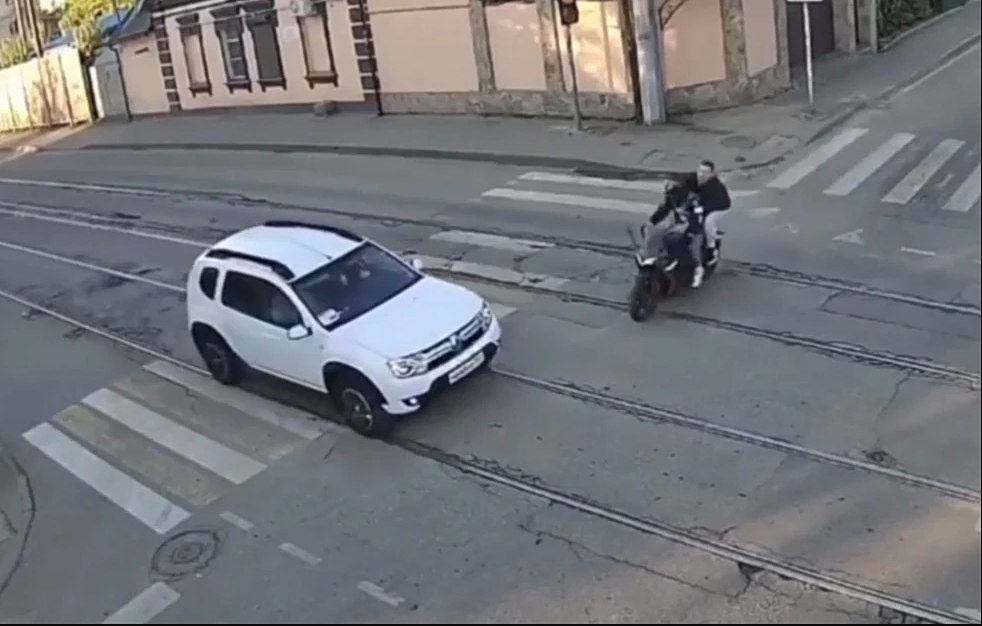 Σοκαριστικό τροχαίο στη Ρωσία: Μηχανή συγκρούστηκε με αυτοκίνητο – Εκτοξεύτηκαν οι αναβάτες (video)