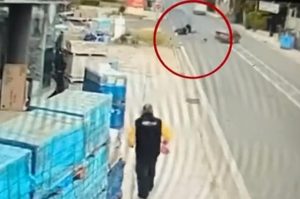 Σοκαριστικό τροχαίο στην Αρτέμιδα: ΙΧ μπήκε μπροστά σε μοτοσικλετιστή, τον εκσφενδόνισε και τον εγκατέλειψε (video)