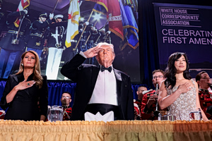 Επίθεση στο δείπνο των ανταποκριτών του Λευκού Οίκου: Σοβαρά ερωτήματα για την ασφάλεια του Τραμπ – Ο Βανς φυγαδεύτηκε νωρίτερα