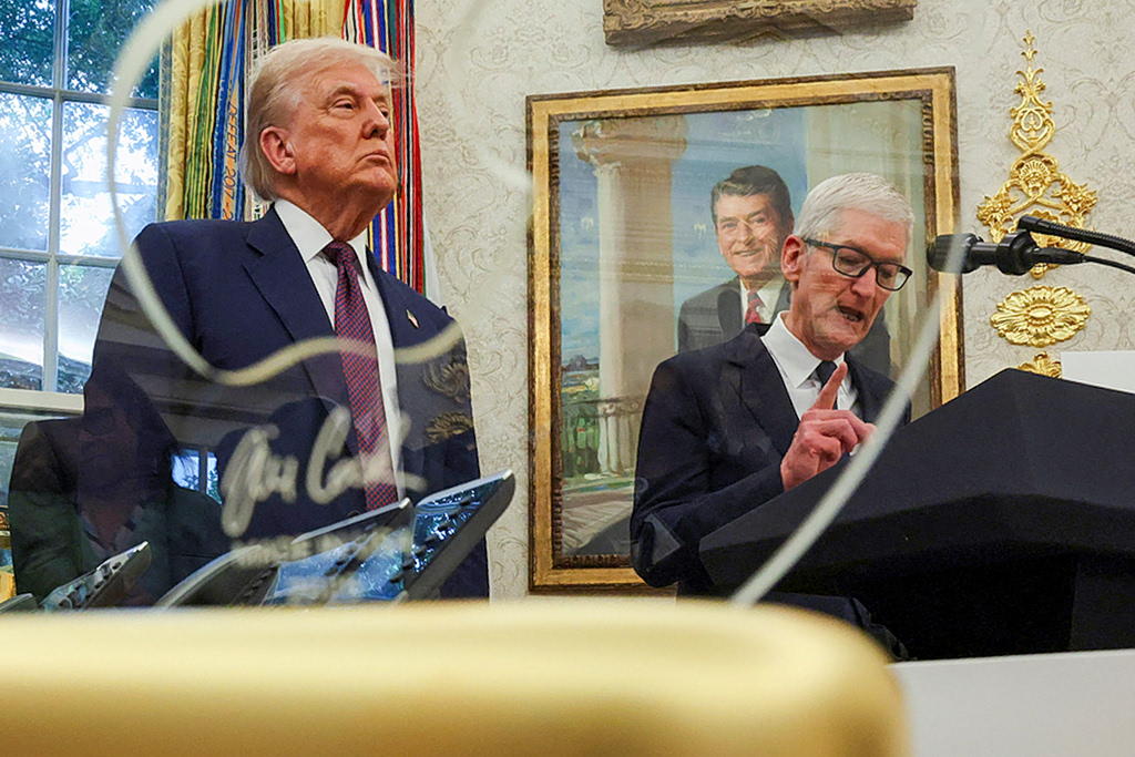 Τραμπ για Κουκ: «Κάποτε μου φίλησε τον κ… για να λύσω ένα μεγάλο πρόβλημά του»