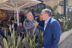 Χαλαρή βόλτα του Τσίπρα στο Ηράκλειο και χιούμορ για το κλίμα ενθουσιασμού