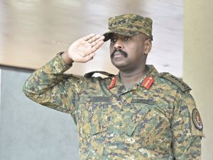 Ο αρχηγός του στρατού της Ουγκάντας ξαναχτυπά – Πηγαίνει στα «αδέλφια» του στο Ισραήλ και ζητά 1 δισ. από την Τουρκία