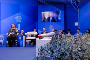 Οικονομικό Φόρουμ των Δελφών – Δένδιας: Η προστασία των θαλάσσιων διαδρομών δεν αφορά μόνο την Ελλάδα