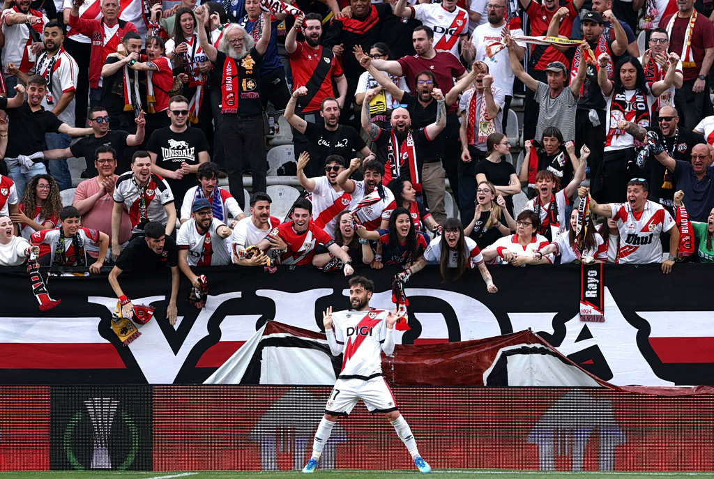 Ράγιο Βαγιεκάνο: «Εικόνες άλλης εποχής» στο Βαγέκας – Χάλασε ο πίνακας του σκορ λίγο πριν τη σέντρα με την Εσπανιόλ