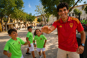 Μπράβο Χεσούς Βαγιέχο: παρέλαβε βραβείο, έπαιξε μπάλα με τους πιτσιρικάδες στην πλατεία (vid, photo)