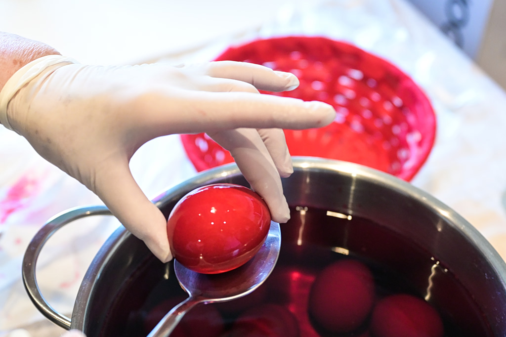 Πώς να βάψετε τα πασχαλινά αυγά