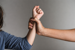 Σοκ στη Θεσσαλονίκη: 17χρονη κατήγγειλε βιασμό από 21χρονο