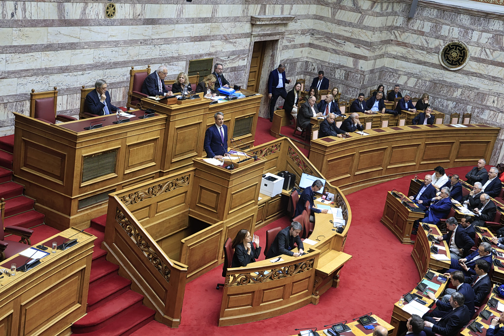 Live η μάχη στη Βουλή – Στα ύψη το πολιτικό θερμόμετρο: Μητσοτάκης «ψάχνετε αφορμές διχασμού» – Ανδρουλάκης «φέρετε προσωπικά την ευθύνη για τα σκάνδαλα»