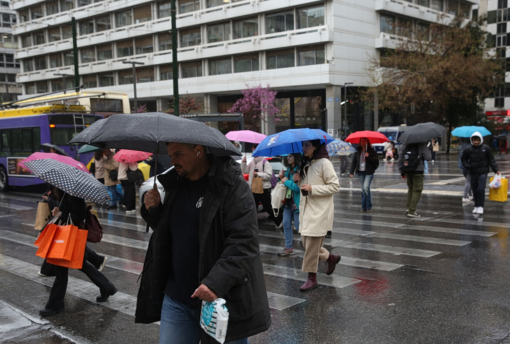 Έρχεται ψυχρή εισβολή με βροχές και θυελλώδεις ανέμους: Πτώση έως και 10°C – Πόσο θα κρατήσει