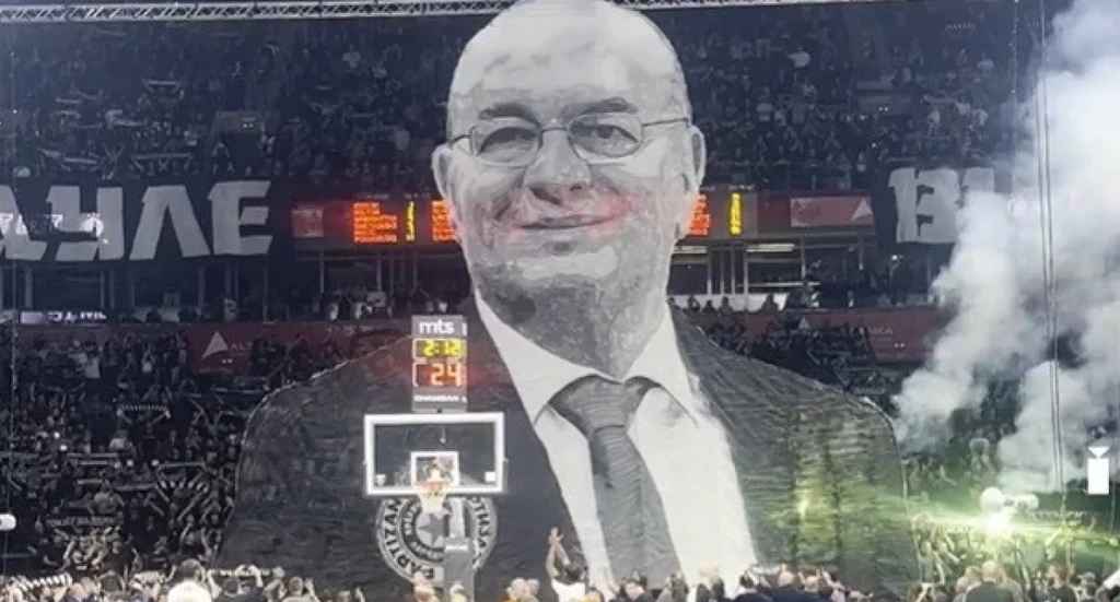 Συγκινητικό κορεό στη μνήμη του Ντούσκο Βουγιόσεβιτς πριν το Παρτίζαν – Ερυθρός Αστέρας (vid)