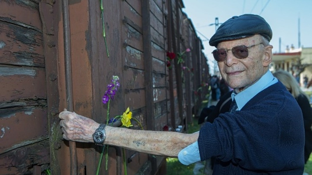 &Theta;&epsilon;&sigma;&sigma;&alpha;&lambda;&omicron;&nu;ί&kappa;&eta;: Έ&phi;&upsilon;&gamma;&epsilon; &alpha;&pi;ό &tau;&eta; &zeta;&omega;ή &omicron; &Chi;ά&iota;&nu;&tau;&sigmaf; &Kappa;&omicron;ύ&nu;&iota;&omicron;, έ&nu;&alpha;&sigmaf; &alpha;&pi;ό &tau;&omicron;&upsilon;&sigmaf; &tau;&epsilon;&lambda;&epsilon;&upsilon;&tau;&alpha;ί&omicron;&upsilon;&sigmaf; &epsilon;&pi;&iota;&zeta;ή&sigma;&alpha;&nu;&tau;&epsilon;&sigmaf; &tau;&omicron;&upsilon; &Omicron;&lambda;&omicron;&kappa;&alpha;&upsilon;&tau;ώ&mu;&alpha;&tau;&omicron;&sigmaf;