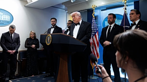 Ο Τραμπ λέει πως οι πυροβολισμοί «δεν θα με αποτρέψουν» από τον πόλεμο με το Ιράν