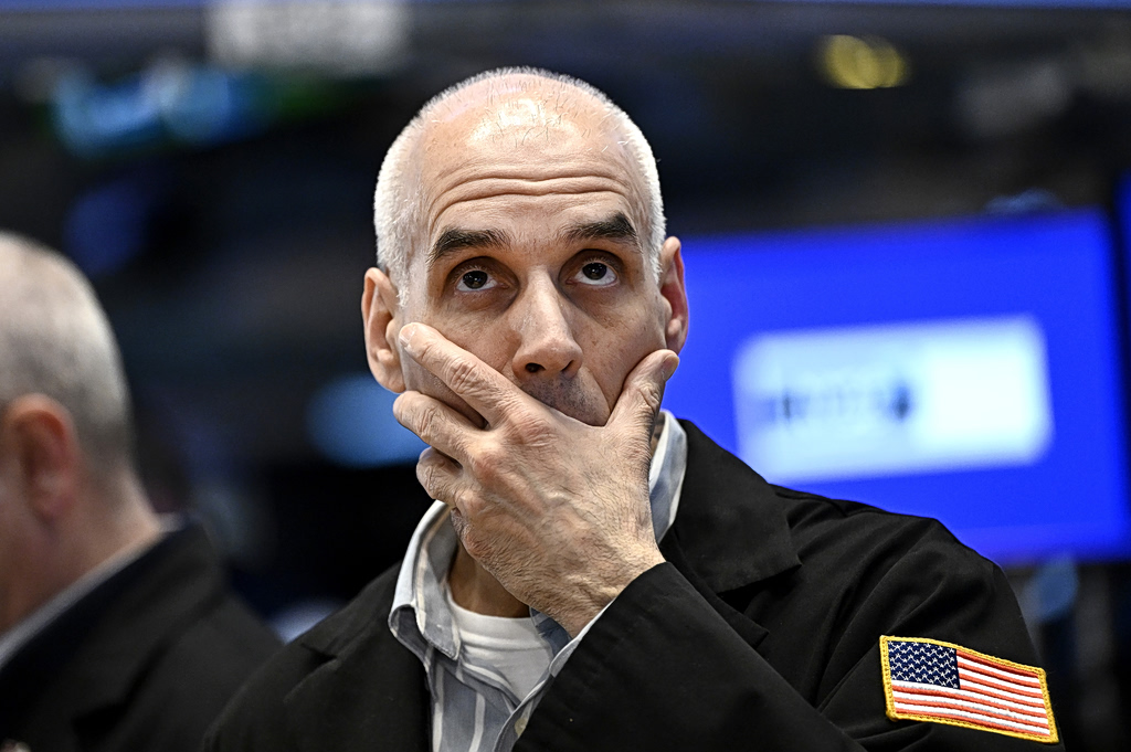 Πτώση στη Wall Street, άνοδος των τιμών του πετρελαίου λόγω εντάσεων στη εύθραυστη εκεχειρία ΗΠΑ-Ιράν