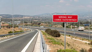 Η νέα πινακίδα κυκλοφορίας που μπαίνει στους ελληνικούς αυτοκινητόδρομους – Γιατί έχει κόκκινο χρώμα