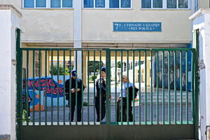 Χαϊδάρι: Με εγκεφαλικό οίδημα η 13χρονη που έπεσε από μπαλκόνι σχολείου – Χειρουργείται, τι λέει η μητέρα της