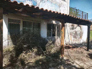 Χανιά: Ήθελαν να κάψουν τον Ιούδα αλλά παραλίγο να βάλουν φωτιά σε σχολείο – Ζημιές σε προαύλιο και αίθουσα