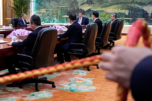 Ο πρόεδρος της Κίνας Σι υποδέχεται τον ΥΠΕΞ της Ρωσίας Λαβρόφ