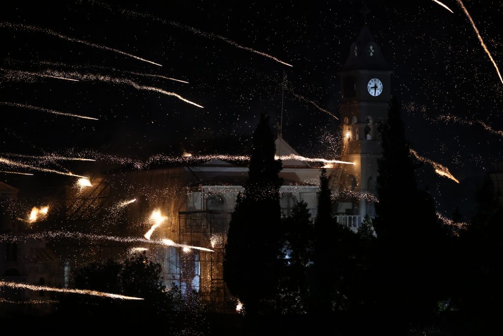 Χίος: Ο εντυπωσιακός ρουκετοπόλεμος φώτισε ξανά τον ουρανό του Βροντάδου (φωτο και βίντεο)
