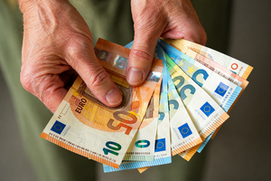 Λεφτά σε οικογένειες και συνταξιούχους: Ποιοι παίρνουν έως και 900 ευρώ – Αναλυτικά οι παροχές