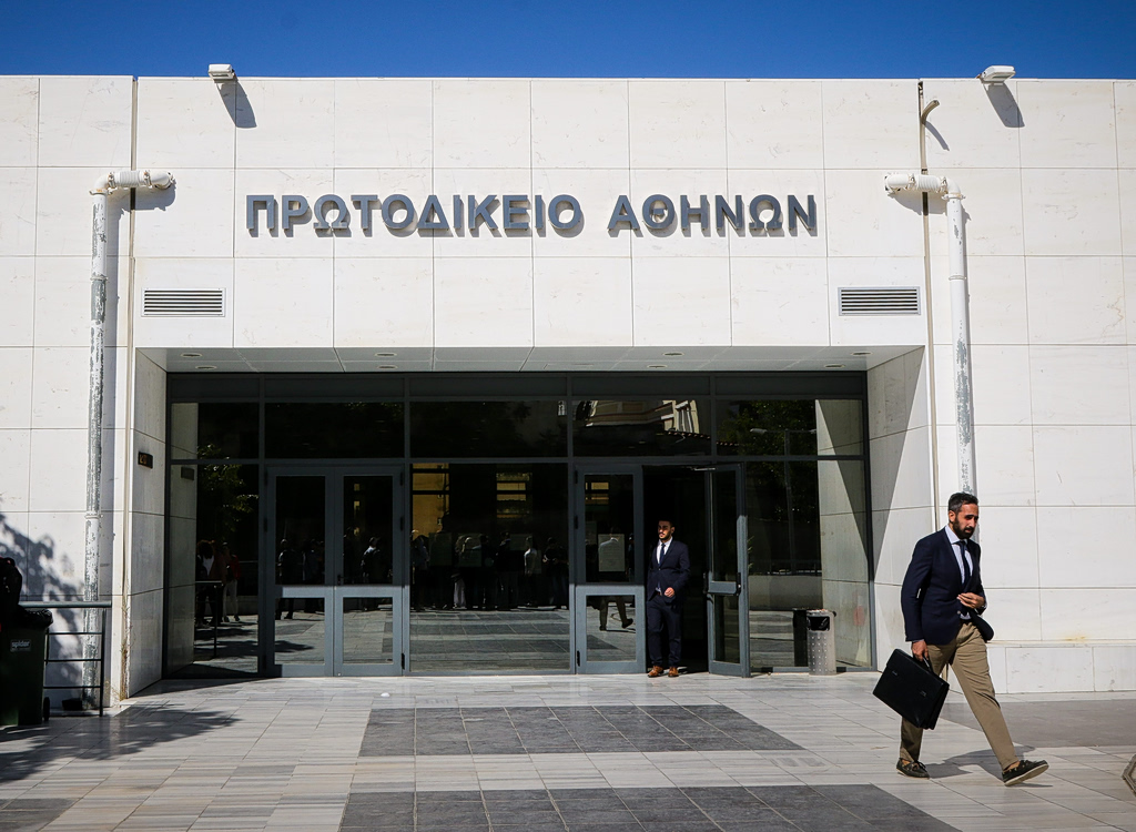 Πρωτοδικείο Αθηνών: Επίσκεψη της Ένωσης Δικαστών και Εισαγγελέων μετά την επίθεση του 89χρονου