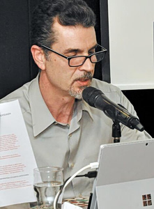 Τάσος Κακλαμάνης στα «ΝΕΑ»: «Η μνήμη είναι μια άλλη μορφή αξιοπρέπειας»