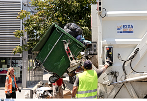 Σοκ στη Θεσσαλονίκη: Άστεγος κοιμόταν σε κάδο και κατέληξε στην πρέσα απορριμματοφόρου