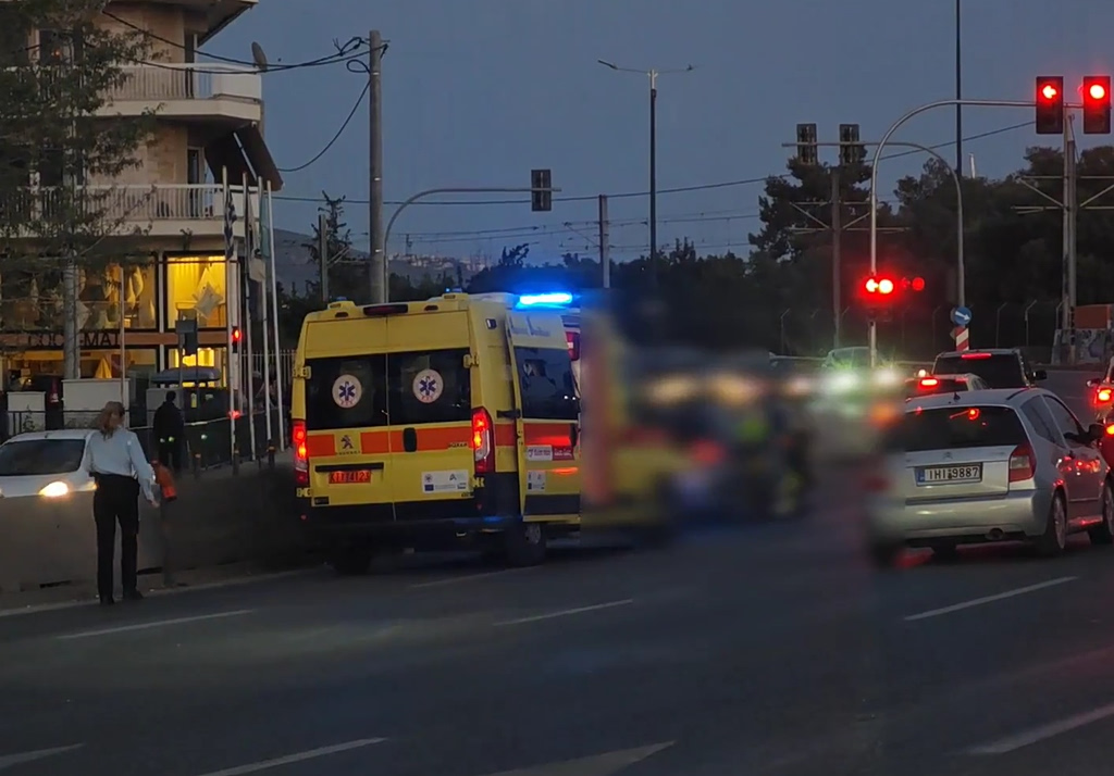Αυξημένη κίνηση λόγω τροχαίου στην παραλιακή λεωφόρο στο ρεύμα προς Γλυφάδα (video)