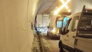 Μεθυσμένος οδηγός φορτηγού ξήλωσε πεζοδρόμιο 50 μέτρων στο τούνελ της Ψάκας στην Εγνατία Οδό