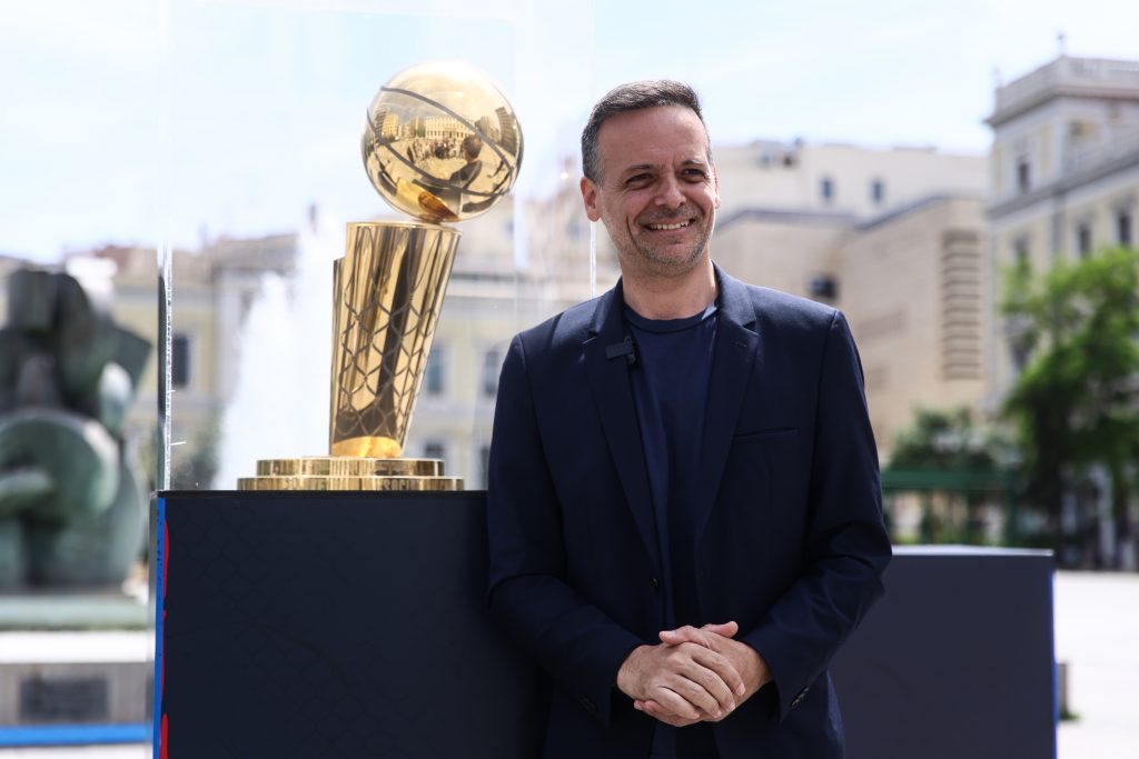 Το βαρύτιμο τρόπαιο του NBA στην «καρδιά» της Αθήνας – Στην έκθεση ο δήμαρχος Αθηναίων, Χάρης Δούκας