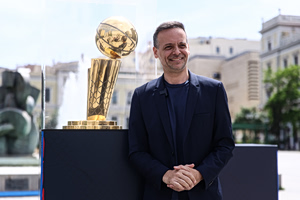 Το βαρύτιμο τρόπαιο του NBA στην «καρδιά» της Αθήνας – Στην έκθεση ο δήμαρχος Αθηναίων, Χάρης Δούκας