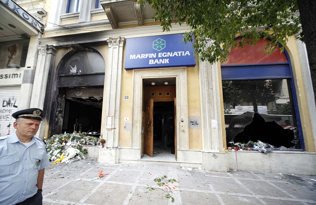 Marfin: Προφυλακιστέοι οι δύο συλληφθέντες – Αρνούνται ότι σχετίζονται με τα επεισόδια στην τράπεζα