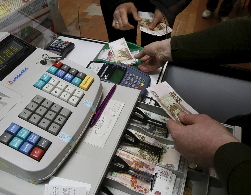 Τι φοβούνται οι Ρώσοι και στρέφονται πάλι στα μετρητά; | Επικαιρότητα στο PlusTV.gr