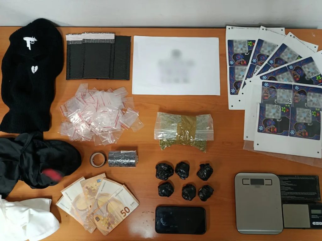 Ελεύθεροι με όρους δύο νεαροί που κατηγορούνται για διακίνηση ναρκωτικών με online παραγγελίες και QR codes
