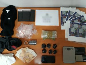 Ελεύθεροι με όρους δύο νεαροί που κατηγορούνται για διακίνηση ναρκωτικών με online παραγγελίες και QR codes