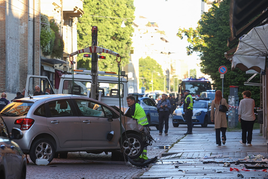 Επίθεση στη Μόντενα: Η στιγμή που αφοπλίζουν τον δράστη – Δύο τραυματίες ακρωτηριάστηκαν | Επικαιρότητα στο PlusTV.gr