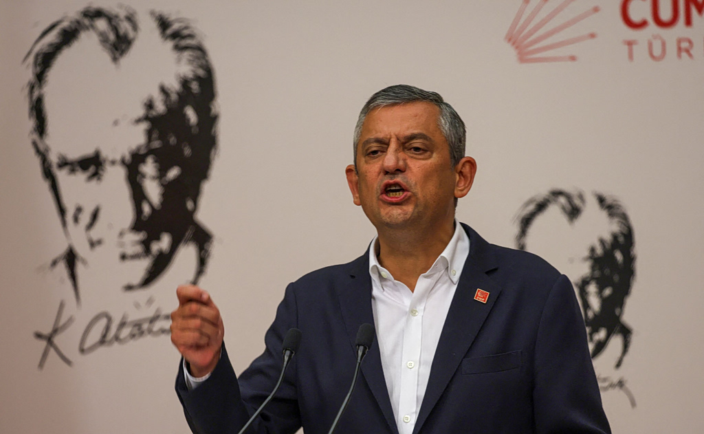 Πολιτικός σεισμός στην Τουρκία: Ο Οζέλ καταγγέλλει «πραξικόπημα» κατά του CHP – Καλεί σε αντίσταση